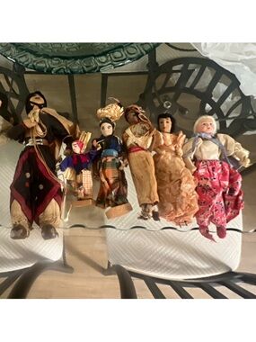 7 Vintage Assorted Porcelain and Cloth Decorative Dolls - Mixed Colors